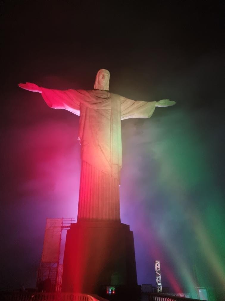 Embratur e Ministério do Turismo iluminam o Cristo Redentor em homenagem ao Dia Nacional dos Emirados Árabes Unidos (EAU)