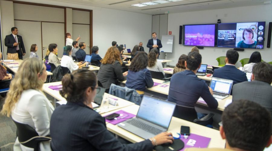 Workshop capacita equipe da Embratur sobre gestão de marcas e aplicação no turismo brasileiro