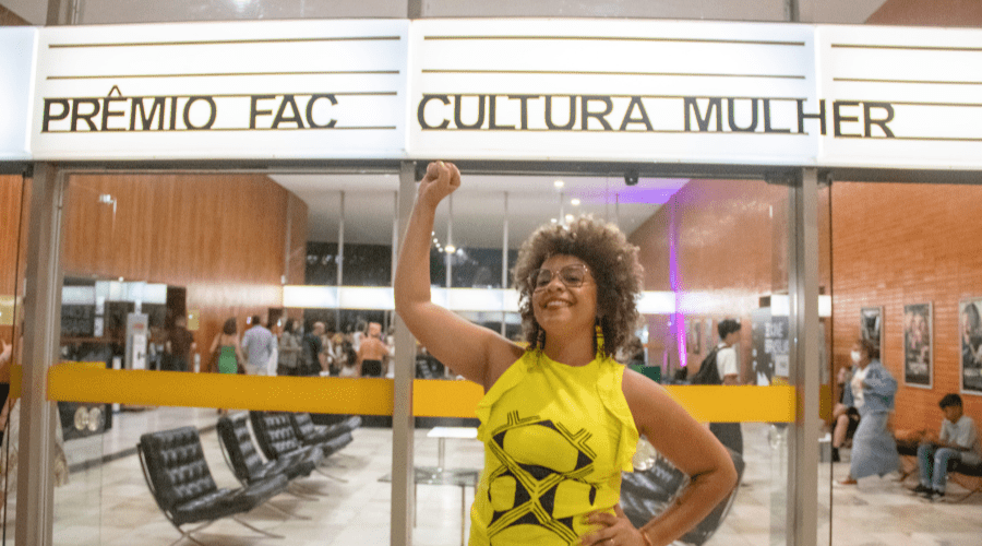 Supervisora da Embratur recebe prêmio por projetos em Afroturismo