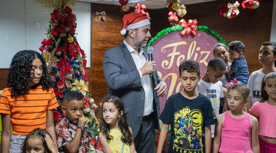 Ação solidária: Papai Noel visita Embratur para presentear crianças filhas de colaboradores