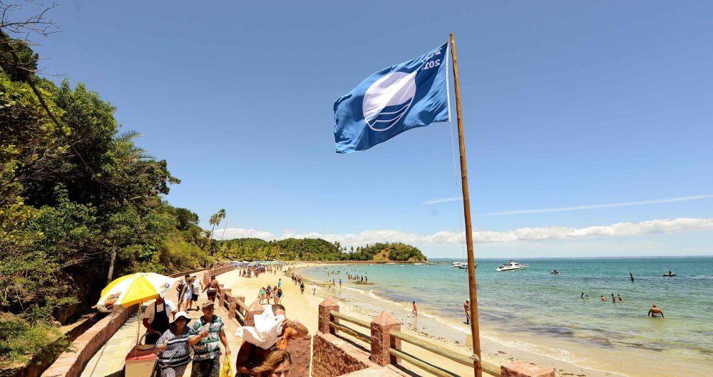 Destinos da Bahia recebem selo Bandeira Azul, certificação ambiental internacional para áreas costeiras