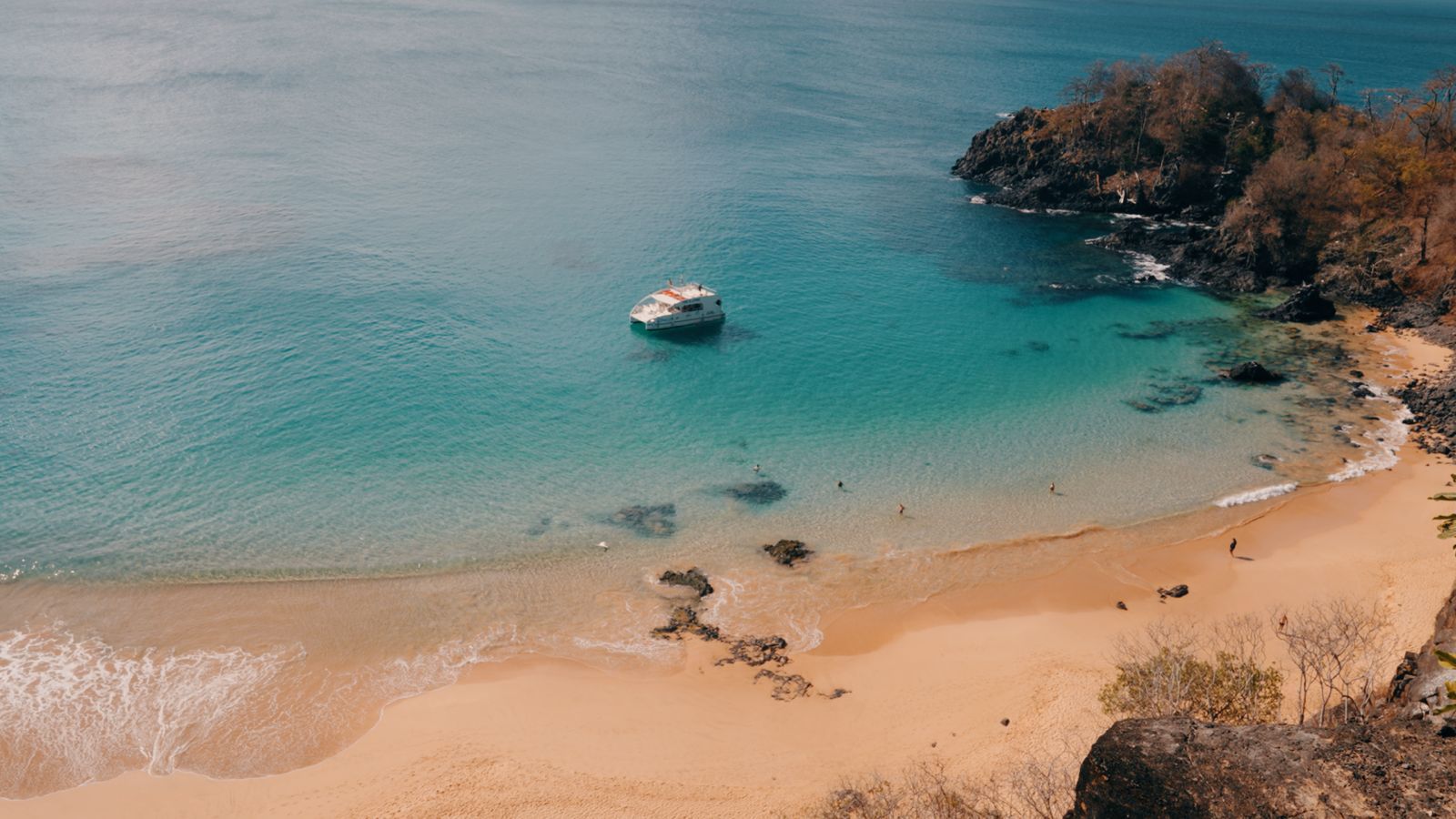 Embratur promove press trip com influenciadora chilena para divulgar Fernando de Noronha no mercado internacional